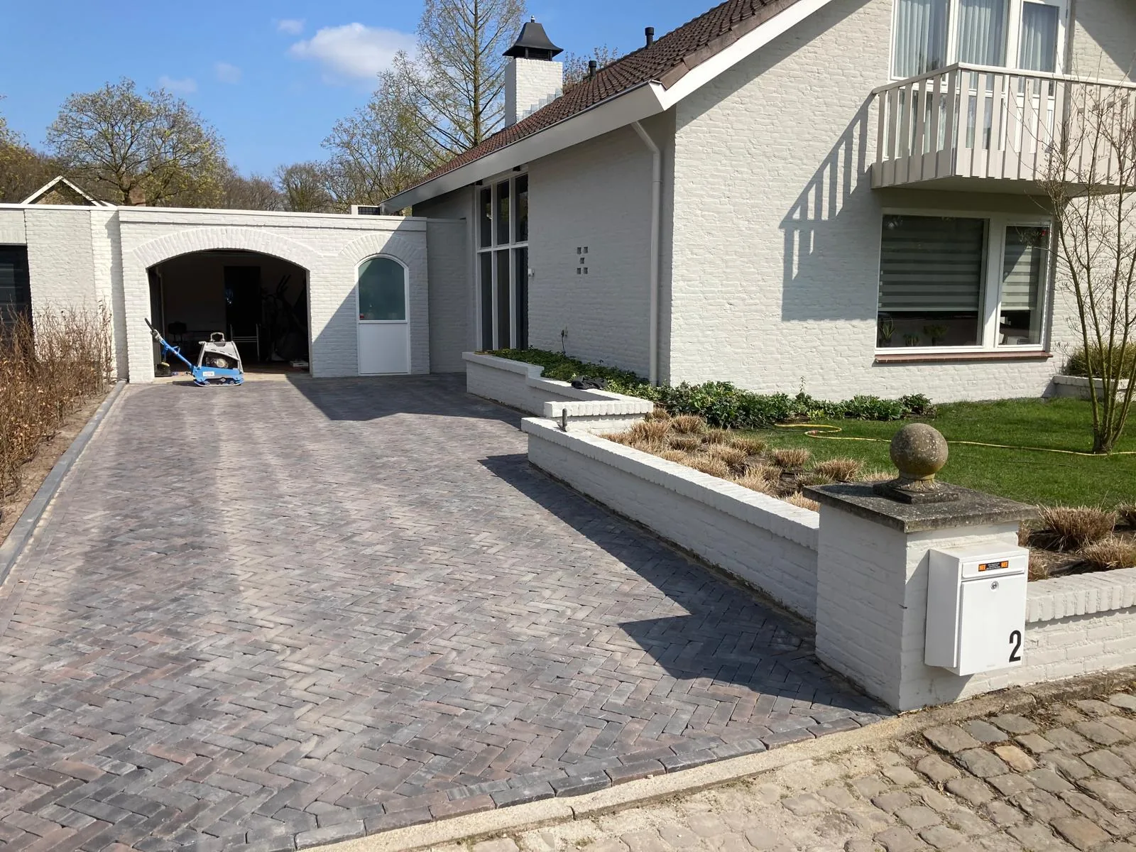 Bestrate oprit in waalformaat klinkers voor een woning